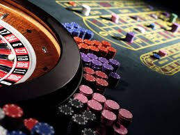 Tabel Teen Patti di totokita2 menampilkan pemain, kartu, dan pot tengah